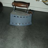 Ferro da stiro antico.