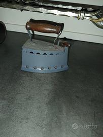 Ferro da stiro antico.