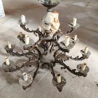 vecchio lampadario in ottone 