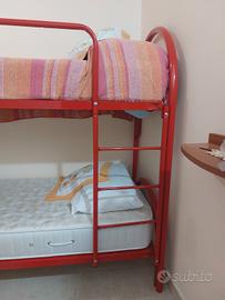Letto a castello in metallo rosso 