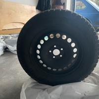 4 pneumatici Michelin 215/65 R16 98T con cerchi