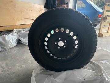 4 pneumatici Michelin 215/65 R16 98T con cerchi