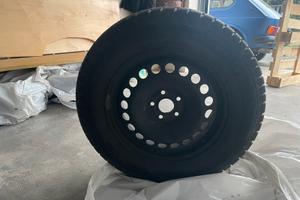 4 pneumatici Michelin 215/65 R16 98T con cerchi