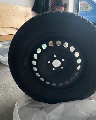 4 pneumatici Michelin 215/65 R16 98T con cerchi