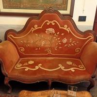 divano ricamato a mano antico