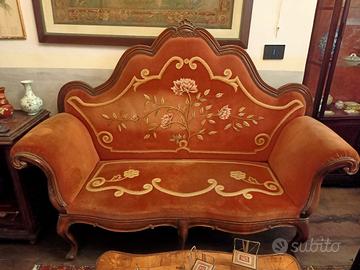 divano ricamato a mano antico