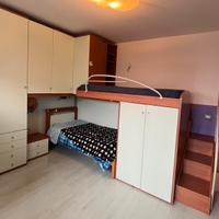 Letto a castello con armadi e scaffali