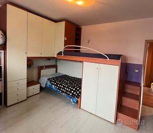 Letto a castello con armadi e scaffali