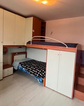 Letto a castello con armadi e scaffali