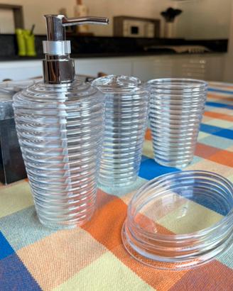 Set accessori bagno trasparenti
