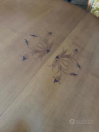 Tavolo sedie e specchiera in legno antichi