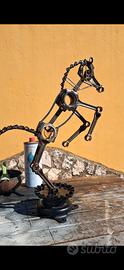 Cavallo con residui metallici