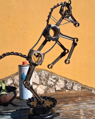 Cavallo con residui metallici
