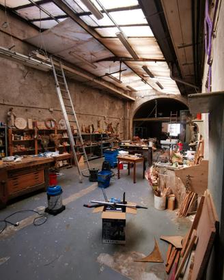 Laboratorio con vetrina centro storico Brescia