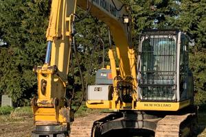 ESCAVATORE NEW HOLLAND KOBELCO E135B