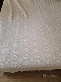 Coperta matrimoniale bianca fatta all'uncinetto
