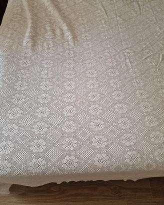 Coperta matrimoniale bianca fatta all'uncinetto
