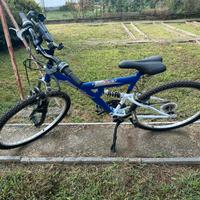 Bicicletta mtb con accessori