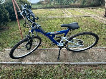 Bicicletta mtb con accessori