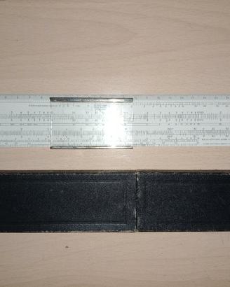 Vecchio regolo calcolatore
