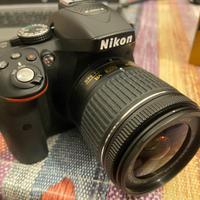 Nikon D5300 con obiettivo 18-55mm e vari accessori