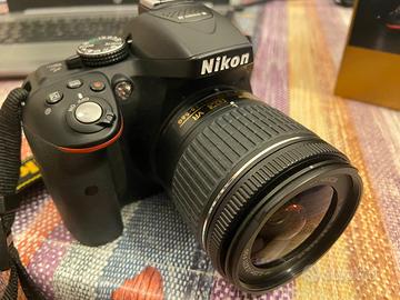 Nikon D5300 con obiettivo 18-55mm e vari accessori