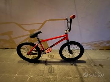 BMX  rossa e nera