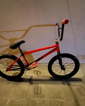 BMX  rossa e nera