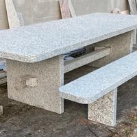 Tavolo grosso in pietra con 2 panche