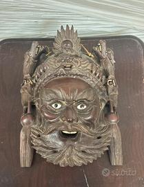 Maschera Orientale in Legno Intagliato a Mano