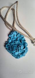 cordoncino beige con ciondolo in pasta di turchese