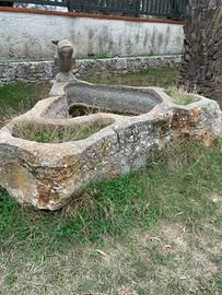 Vasche in pietra con fontana 