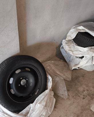 Ruote complete con gomme invernali Nokian