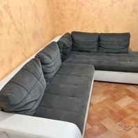 Divano ad angolo in tessuto e similpelle