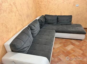 Divano ad angolo in tessuto e similpelle