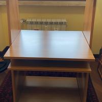 Scrivania computer PC e stampante