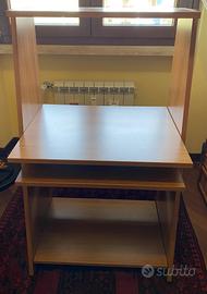 Scrivania computer PC e stampante