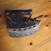 Ferro da stiro a carbone antico..