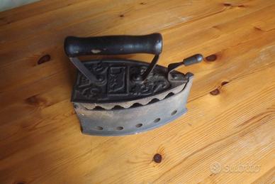 Ferro da stiro a carbone antico..