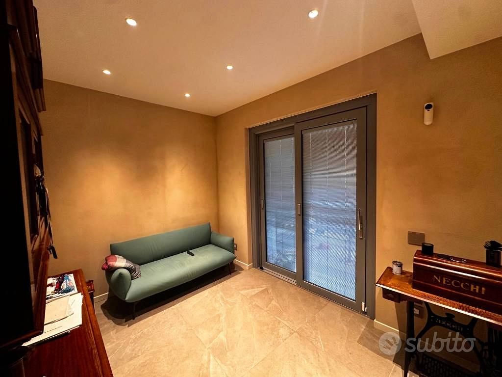 Appartamento di 221 m² con più di 5 locali e box a - Vista 2