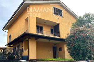 Casa indipendente su tre livelli con giardino