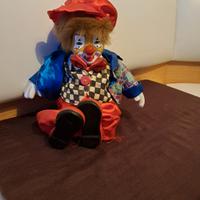 clown in porcellana e corpo in stoffa 