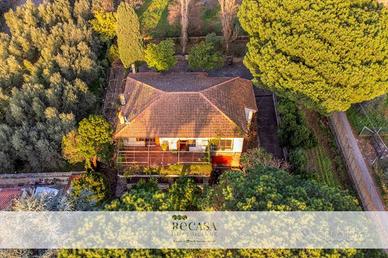 Villa di 320 m² con più di 5 locali e box auto dop