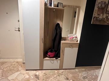 Ingresso casa bianco/legno