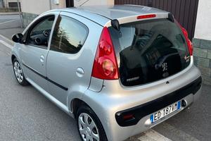 PEUGEOT 107 1.0 68 CV 5p sweet years 2 tronic