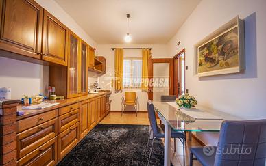 Appartamento con ampio giardino e garage in bifami