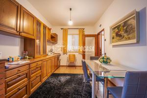 Appartamento con ampio giardino e garage in bifami