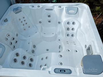 Piscina idromassaggio da giardino