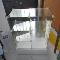 Vetrinetta con base in legno e ruote permuto