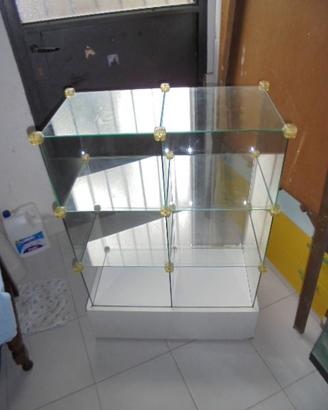 Vetrinetta con base in legno e ruote permuto